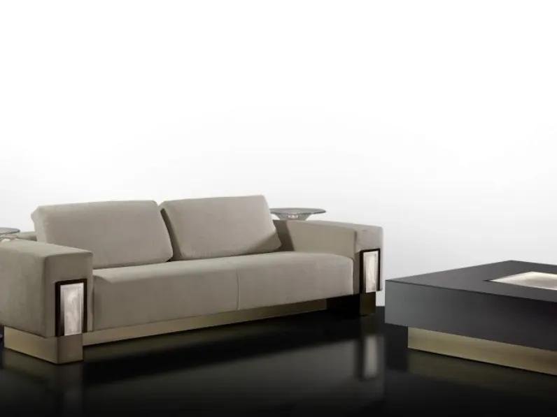 Divano lineare in tessuto caratterizzato da una formella in vetro con incisione artistica applicata sul frontalePalazzo Ducale di Reflex