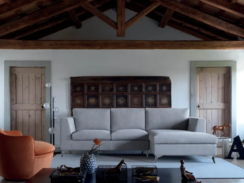 Divano in vellutino con penisola Volaria di Rigosalotti