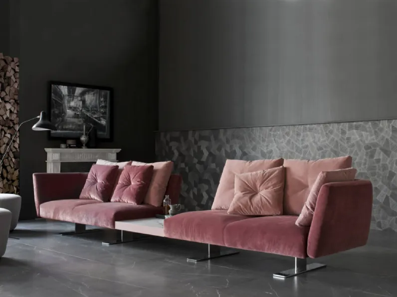 Divano lineare in tessuto con piedi in metallo dal design minimale Saint Barth di Estel