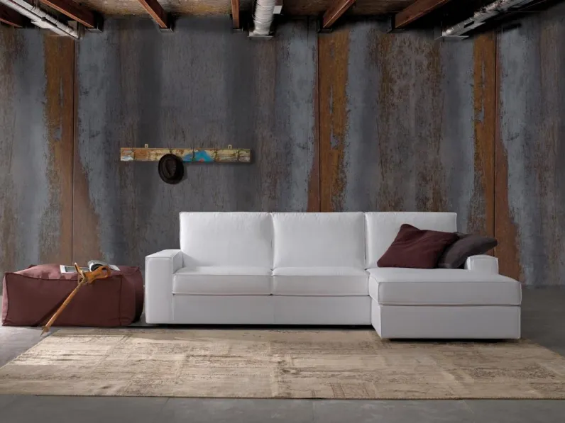 Divano in tessuto chiaro imbottito con penisola Brando di Salvetti