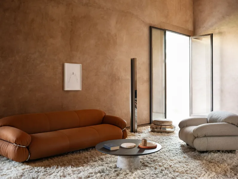 Divano lineare Sesann di Tacchini