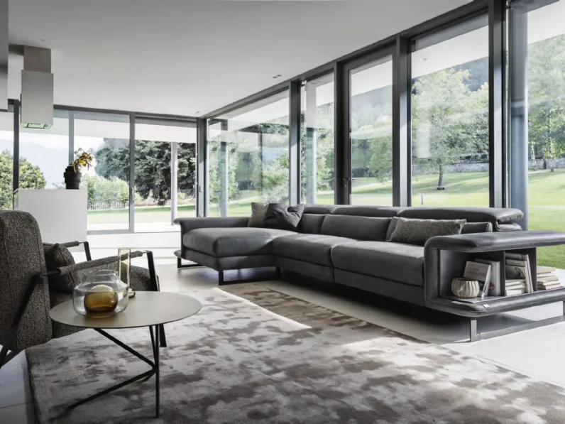 Divano in pelle con libreria in legno integrata al bracciolo Shelley di Nicoline