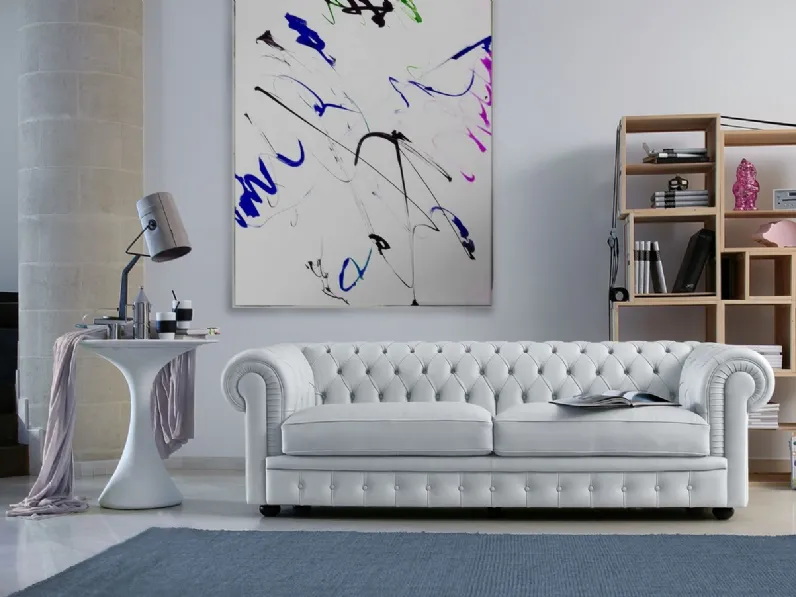 Divano lineare in pelle di colore bianco lavorazione capitonné di Calia