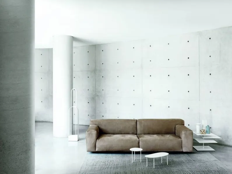 Divano lineare Softwall in microfibra di Living Divani