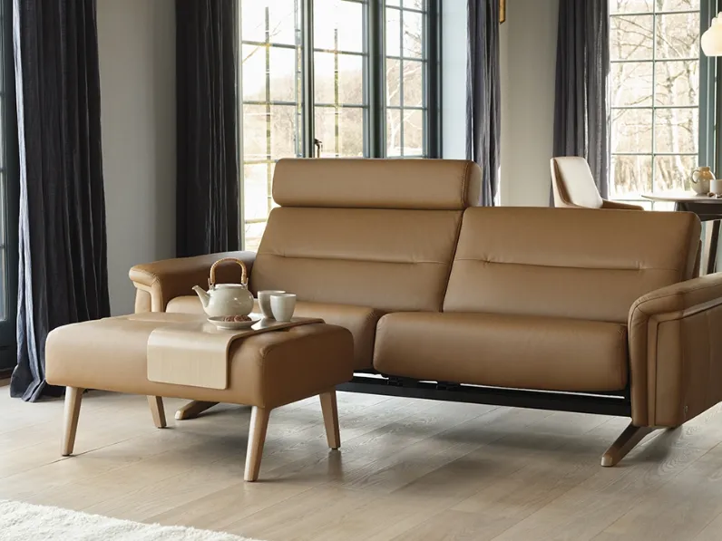 Divano lineare relax rivestito in pelle con poggiatesta reclinabili e struttura in legno Stella Wood di Stressless