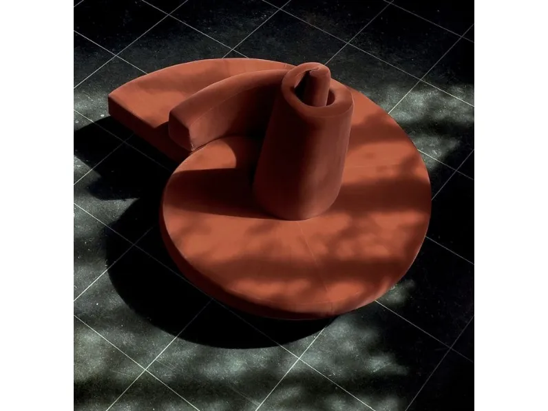 Divano elegante in velluto rosso ispirato alla omonima torre Tatlin di Edra