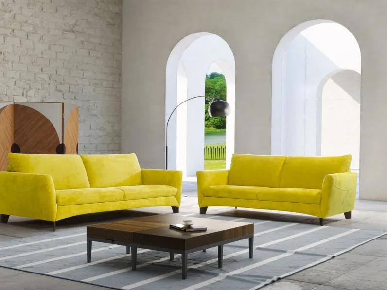 Divano lineare in microfibra Vegas di Polyformitalia 