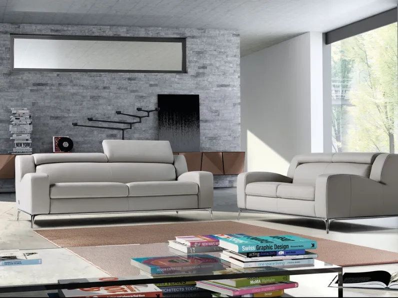 Divano lineare in pelle con piedini in acciaio cromato e poggiatesta regolabili Vittoria di Polyformitalia 