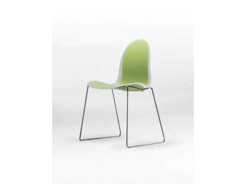 Sedia impilabile 3X2 in polipropilene con base a slitta in tondino di acciaio cromato di Casprini