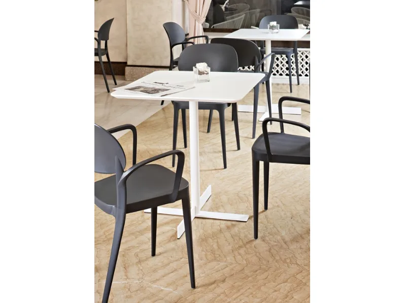 Sedia in plastica impilabile con braccioli di Elementi