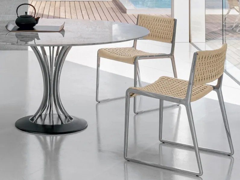 Sedia con seduta e schienale impreziositi da un sofisticato intreccio in corda e struttura in fusione di alluminio Wing di Alivar