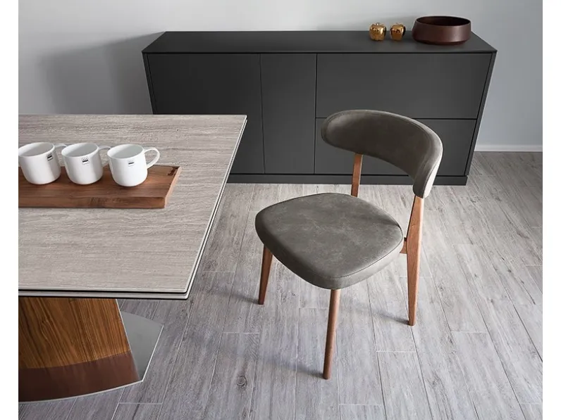 Sedia Anja in ecopelle e struttura in legno di Domitalia