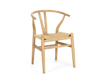 La sedia Artas di Bizzotto unisce design e comfort in un'essenziale versione naturale.