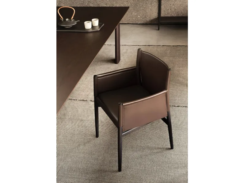 Sedia in cuoio Ayon di Lema