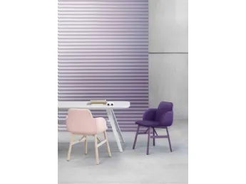 La sedia Bardot CB UPH di TrabA' è un pezzo di design essenziale.