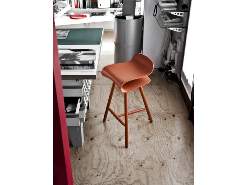 Sgabello dal sedile ergonomico e sinuoso in plastica PBT robusta e flessibile con gambe in legno di frassino BCN Stool di Kristalia