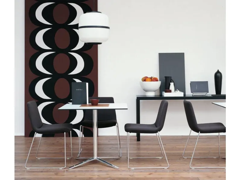 Sedia impilabile Cosmos in tessuto imbottito con base in metallo di B&B Italia