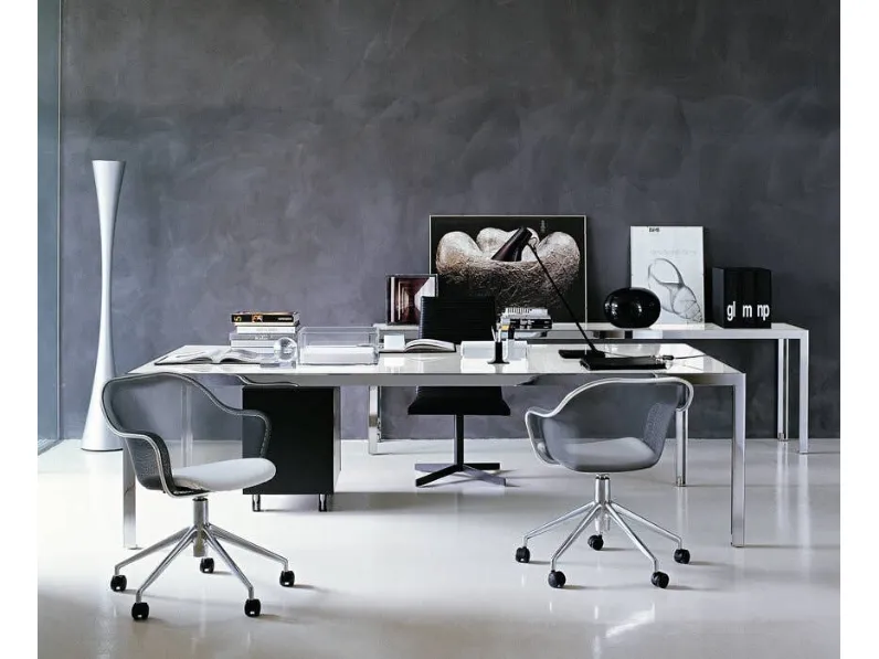 Sedia Iuta con scocca in rete di acciaio stampato e seduta in pelle imbottita di B&B Italia