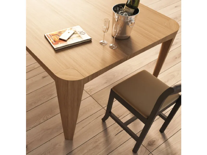 Sedia con seduta in cuoio imbottita e struttura in legno Big Jim di Estel