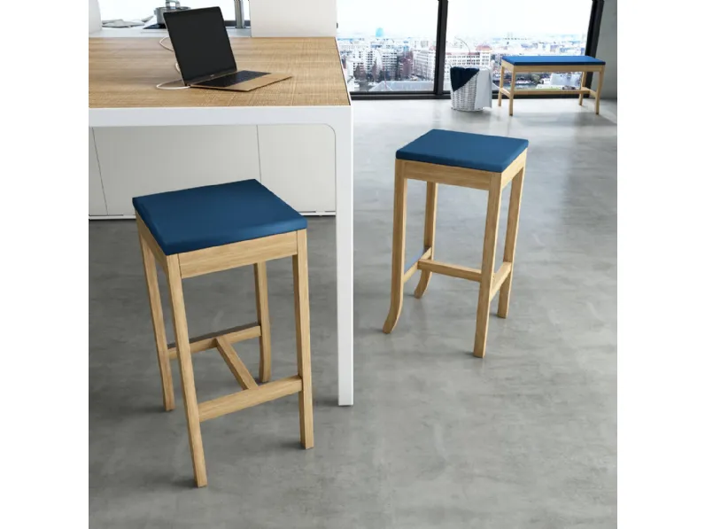 Sgabello in legno con seduta in tessuto Big Jim di Estel