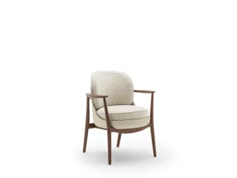La Sedia Bilboa di Porada unisce eleganza in pelle e comfort tessile.