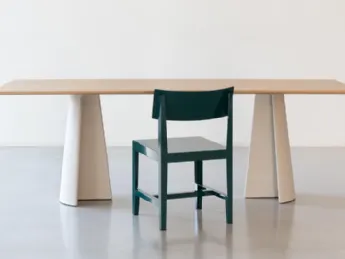 Sedia Bishop di Magis: design in lamiera d'acciaio