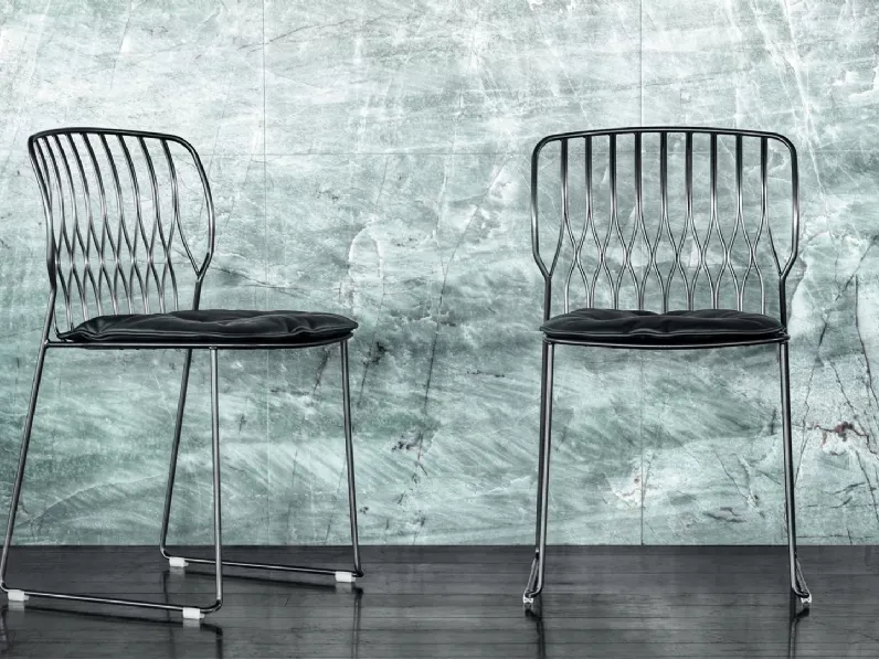 Sedia impilabile Freak con struttura in acciaio laccato di Bontempi