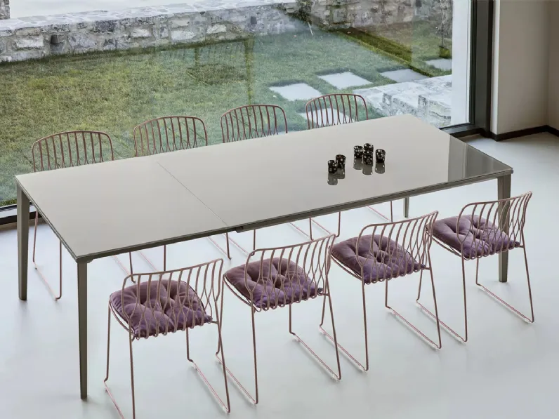 Sedia impilabile Freak con struttura in acciaio laccato di Bontempi