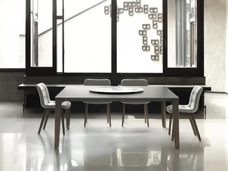 Sedia Kuga in tessuto imbottito e trapuntato con base in legno di Bontempi