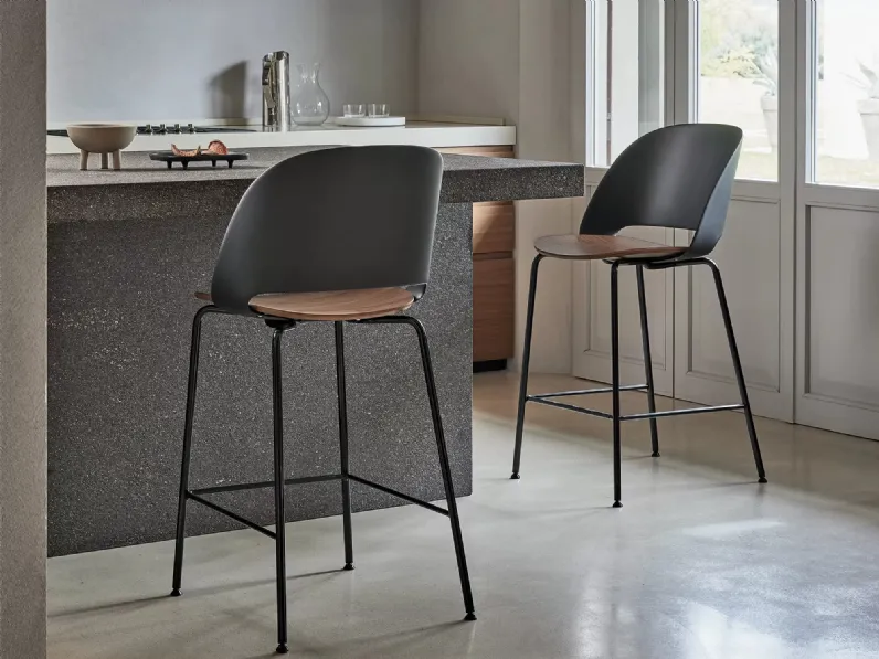 Sgabello Polo in polipropilene e legno con gambe in metallo di Bontempi