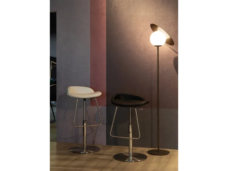 Sgabello Brend con seduta in pelle e struttura in metallo di Tonin Casa