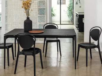 La sedia Parisienne di Calligaris unisce design e funzionalità con il suo elegante policarbonato.