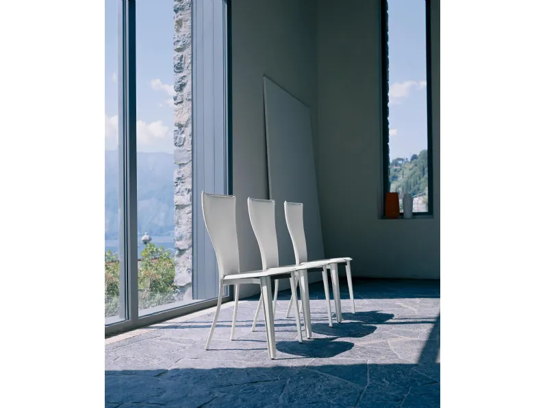 Sedia completamente rivestita in cuoio Carlotta di Enrico Pellizzoni