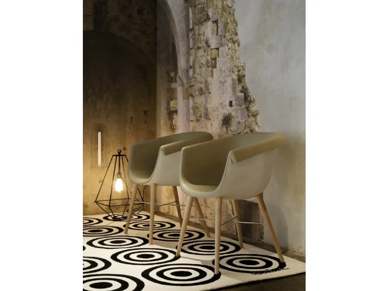 Sedia Collier in poliuretano morbido con gambe in legno massello di Casprini