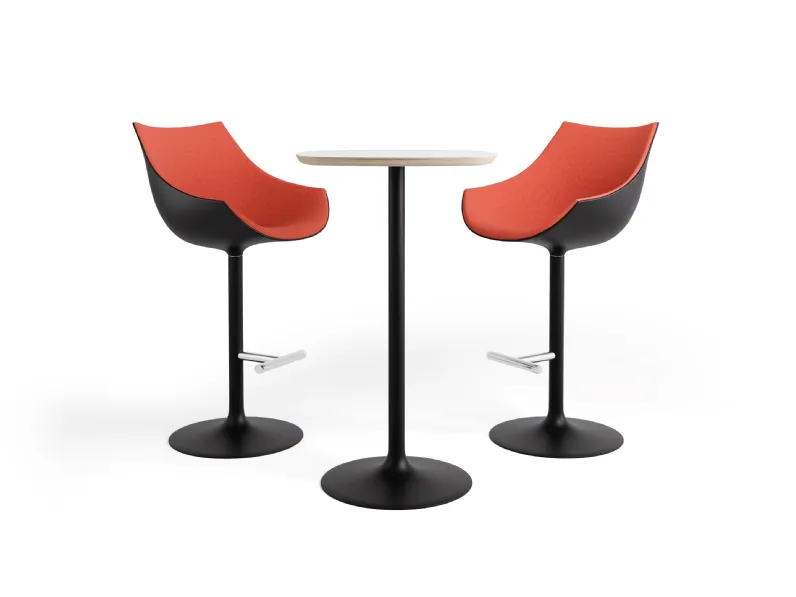 Sgabello Passion Stool con struttura girevole a tulipano in alluminio e seduta in tessuto di Cassina