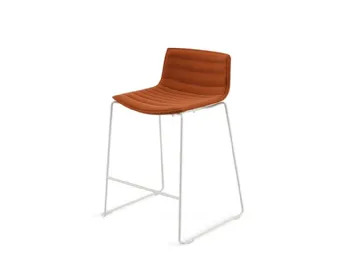 Lo sgabello Catifa RE 46 di Arper è un esempio di design minimalista e funzionale.