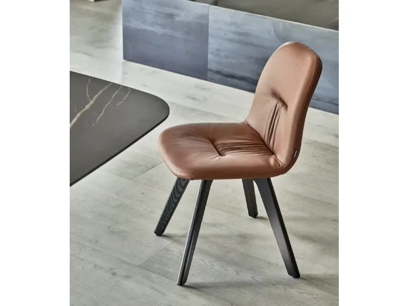 Sedia Chantal in pelle con base in legno massello di Bontempi