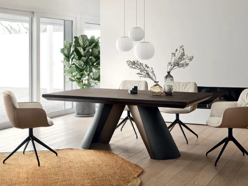Sedia Cocoon con base girevole in tessuto e pelle di Calligaris