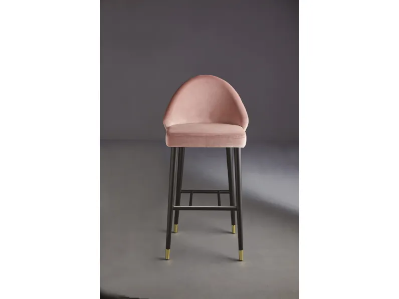 Sgabello in legno di frassino e puntali in acciaio cromato, seduta e schienale sono imbottiti e rivestiti in tessuto Diana SS di Colico