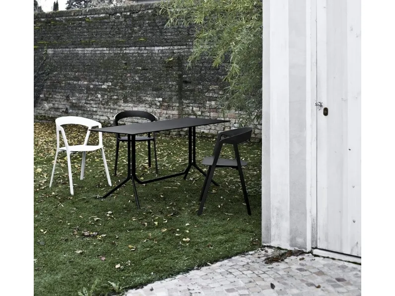 Sedia impilabile Compas di Kristalia