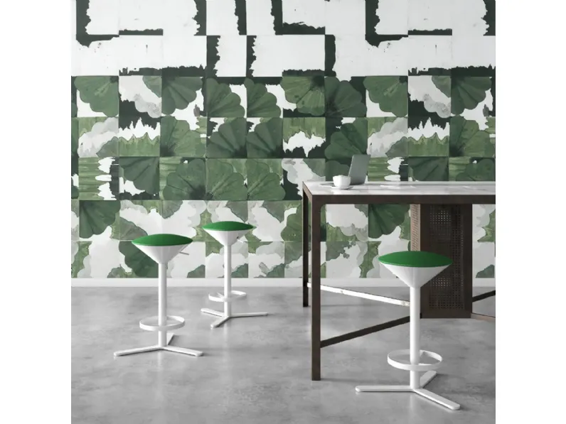 Sgabello con seduta in tessuto dal colore vivace e struttura in metallo verniciato bianco di Estel