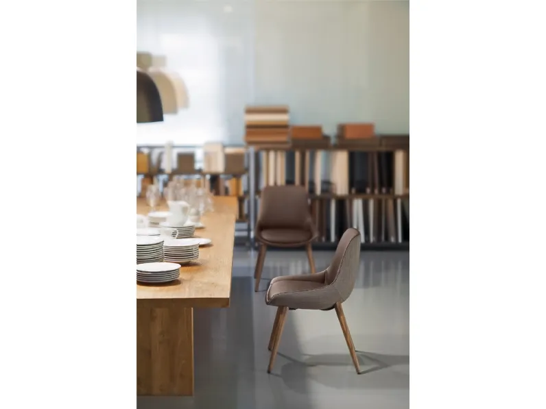 Sedia in tessuto con gambe in legno Crystal di Nahu