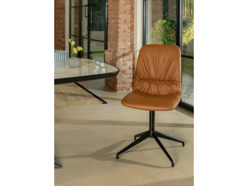 Sedia in pelle Dafne Swivel di Tonin Casa