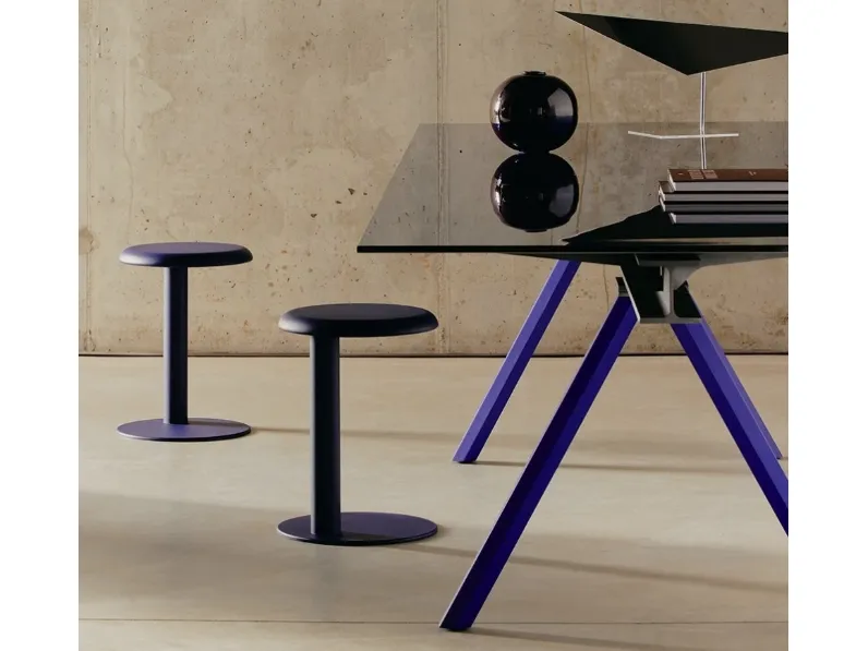 Sgabello Strong in metallo laccato di Desalto