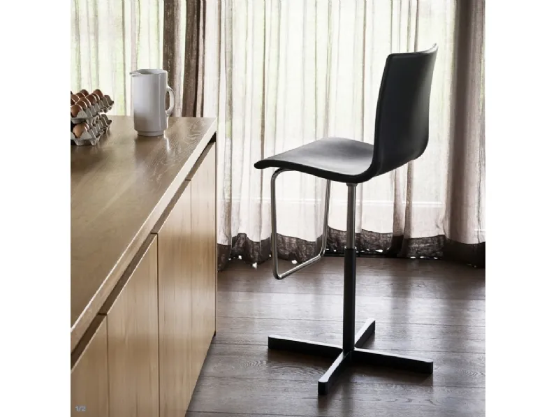 Sgabello Wok con seduta in cuoio di Desalto