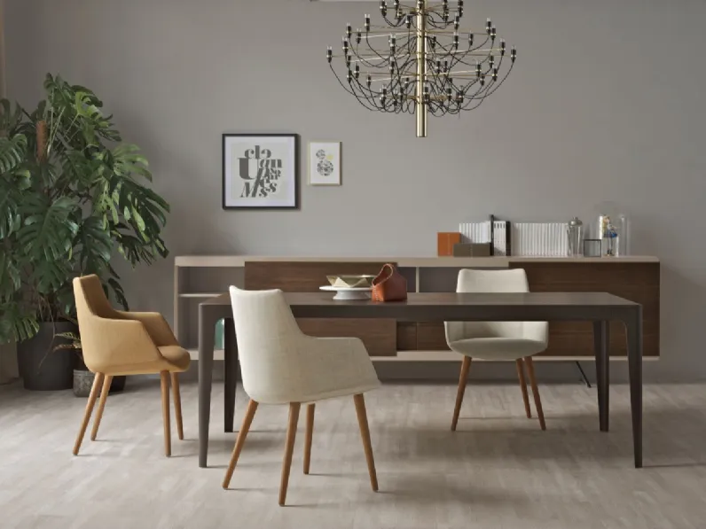 Sedia con braccioli in tessuto e struttura in legno Divina di Estel