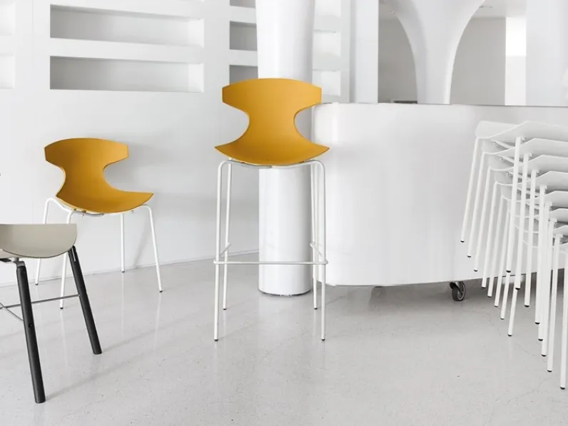Sgabello e Sedia impilabile in polipropilene con struttura in acciaio Echo di Domitalia