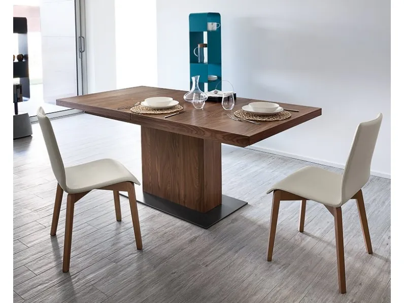 Sedia Jude in pelle con struttura in legno di Domitalia