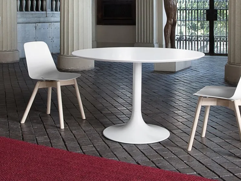 Sedia Dot in polipropilene con gambe in legno di Domitalia