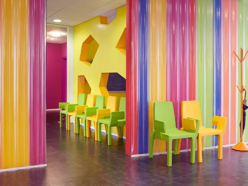 Sedia impilabile in polietilene con braccioli Doublix di Slide